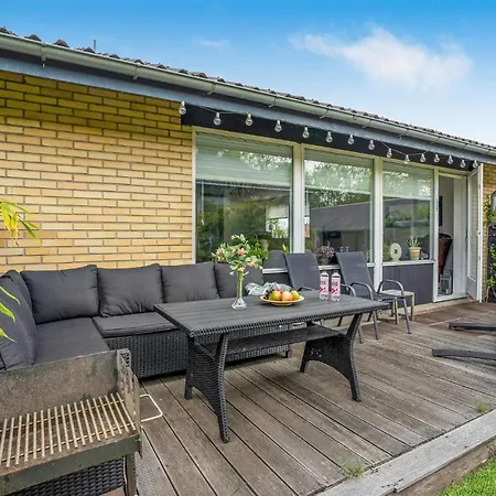 Vakantiehuis 4 Bedroom Lovely In *