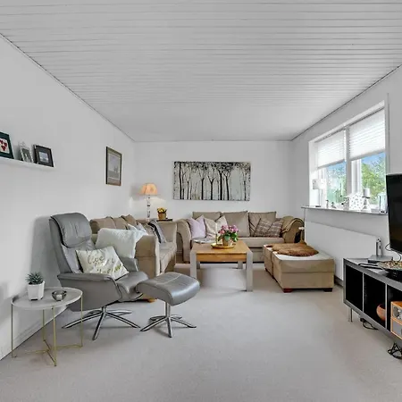 Vakantiehuis 4 Bedroom Lovely In *