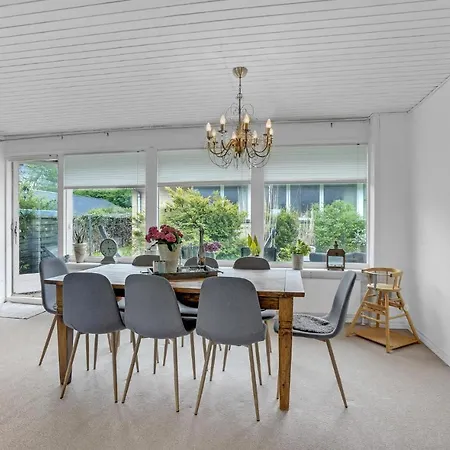 Vakantiehuis 4 Bedroom Lovely In