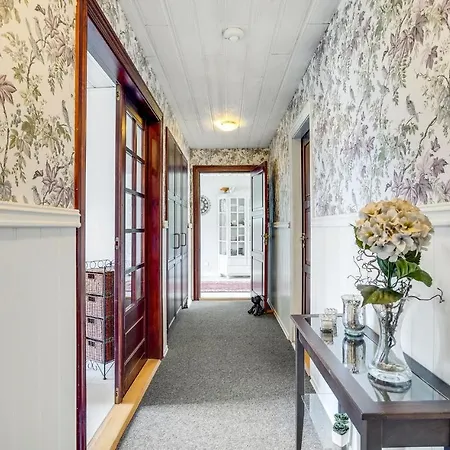 4 Bedroom Lovely In Holiday home